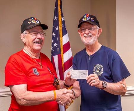 A room with tables and chairs

AI-generated content may be incorrect.